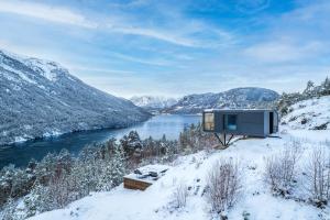 松达尔Sogndal Fjordpanorama - The view的河边的雪间小屋