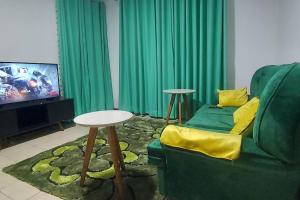 阿西里弗2 bedroom Apt 20 min to JKIA Airport,SGR Train St.的客厅配有绿色沙发和电视