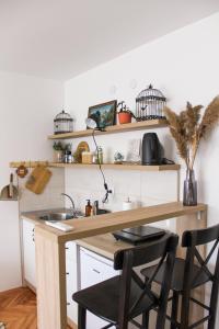 弗拉涅Bohome studio sa terasom - FREE PARKING的厨房配有水槽和带椅子的柜台。