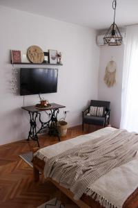 弗拉涅Bohome studio sa terasom - FREE PARKING的客厅配有床和桌子