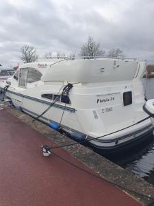 BazollesMagnifique bateau au coeur du Nivernais à l'étang de BAYE的一艘白船停靠在水中