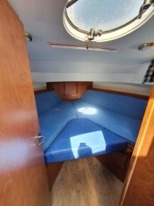 BazollesMagnifique bateau au coeur du Nivernais à l'étang de BAYE的小房间,门上铺着蓝色的地板