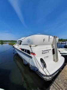 BazollesMagnifique bateau au coeur du Nivernais à l'étang de BAYE的停靠在水面码头的白色船