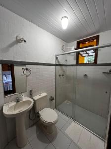 圣安娜杜里亚舒Nova Pousada Sollaris - Coração da Serra do Cipó - MG的浴室配有卫生间、盥洗盆和淋浴。