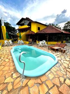 圣安娜杜里亚舒Nova Pousada Sollaris - Coração da Serra do Cipó - MG的房屋前的大型游泳池