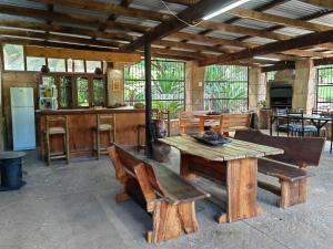 内尔斯普雷特Mountain Valley Stay - UNIT 4的带厨房的客房内的一张木桌和椅子