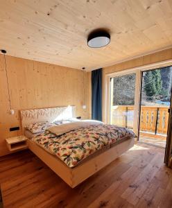 维拉奥通Bio Felderhof的一间卧室设有一张床和一个大窗户