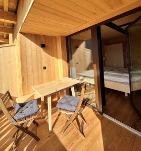 维拉奥通Bio Felderhof的木制客房配有桌椅和1张床
