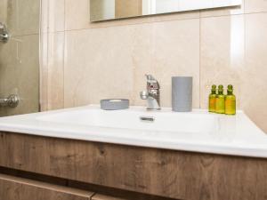 亚历山德鲁波利斯Stamatina's Luxury Apartments (Central 3rd floor)的浴室设有白色水槽和镜子