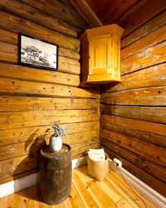 索尔瓦根The blacksmith's place - Cozy Rorbu in Lofoten的小木屋浴室设有木墙