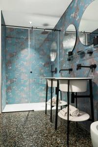 米兰Luxury Loft near Duomo and Garage的带淋浴、盥洗盆和镜子的浴室