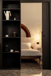 Luxury Loft near Duomo and Garage客房内的一张或多张床位