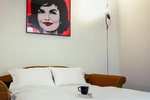 米兰Luxury Loft near Duomo and Garage的一张床上墙上的女人的照片