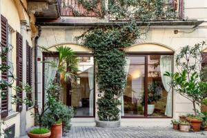 米兰Luxury Loft near Duomo and Garage的一座植物在建筑的一侧