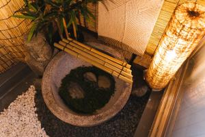 名古屋HISASHI 池下的一只放有植物和竹棍的碗