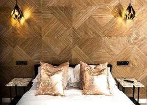 诺丁汉Goosedale Lodges的一间卧室设有木墙,配有带枕头的床