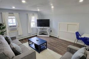 尤宁戴尔Cheerful 2-Bedroom Apartment with Smart Home Tech.的带沙发和电视的客厅