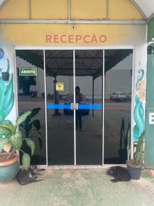 波多韦柳Engenheiros Hotel - Porto Velho的站在停车库入口处的人