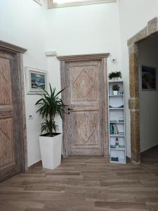 奥尔比亚Antica Isola的一间设有木门和盆栽的房间