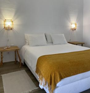 贝雅Quinta do Castelo的一间卧室配有一张大床和两盏灯