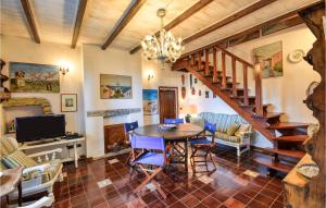 斯培西亚Awesome Home In La Spezia With Wifi的一间带桌子和楼梯的客厅