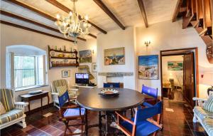 斯培西亚Awesome Home In La Spezia With Wifi的一间带桌椅的用餐室
