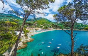 斯培西亚Awesome Home In La Spezia With Wifi的享有海滩和水中船只的景色