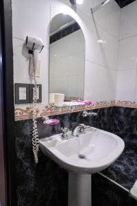 萨尔塔玛丽莲酒店 的一间带水槽和镜子的浴室