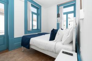 阿马兰特Des Arts的一间卧室配有一张蓝色调的大床