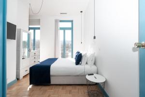 阿马兰特Des Arts的白色卧室配有床和桌子
