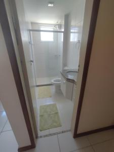 瓜拉派瑞Seu Apê na Enseada Azul - Bacutia !!!的白色的浴室设有卫生间和水槽。