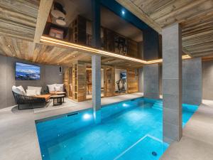 谷雪维尔Chalet Courchevel 1550, 7 pièces, 14 personnes - FR-1-562-47的游泳池,位于带客厅的房屋内