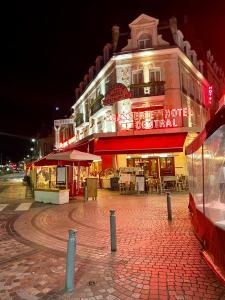 滨海图维列Les mouettes de Trouville的一座大型建筑,前面设有餐厅