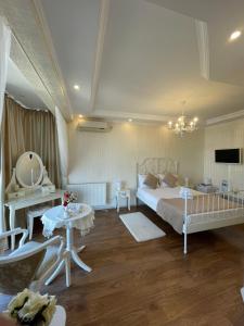 奥托佩尼Ami Residence Bucharest Airport,Therme&FREE PARKING Otopeni的一间卧室配有一张床、一张桌子和一面镜子