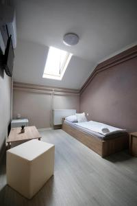 塞格德Noel Vendégház的一间卧室配有一张床和天窗