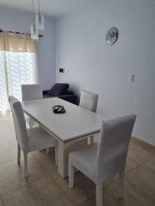 孙查莱斯Del Sur Alquiler temporario的白色的餐桌、椅子和沙发