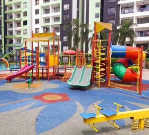 怡保Ipoh Homestay - Manhattan Condominium with Water Park & Leisure Facilities的一个带滑梯和滑梯的游乐场