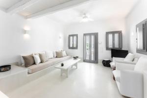 梅加洛克里Philosophia Luxury Villa的白色的客厅配有沙发和桌子