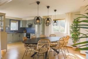 孔卡Villa Vista Mare Favone的厨房配有餐桌和椅子