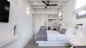 基莫洛斯岛Azure Kimolos的白色卧室配有床和平面电视