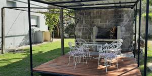 科洛尼亚-德尔萨克拉门托Casa en el Real de san carlos的庭院配有桌椅和壁炉。