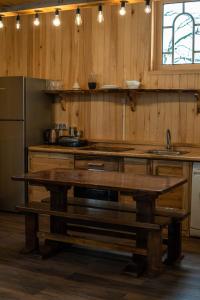 Kʼveda MarghiFeel Funny House的厨房设有木墙、桌子和水槽