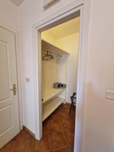 陶尔米纳德格利阿格鲁米住宿酒店的一间设有衣柜的房间,门是打开的
