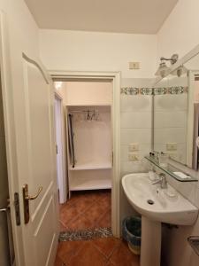 陶尔米纳德格利阿格鲁米住宿酒店的浴室配有盥洗盆和浴缸。