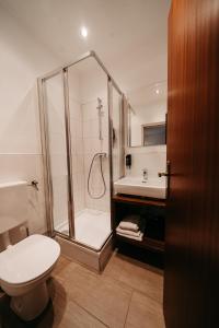 韦尔特湖畔克伦彭多夫索雷奥餐饮酒店的带淋浴、卫生间和盥洗盆的浴室