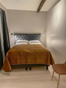 勒罗斯Villa Gulstua的一间卧室配有一张带金属床头板的床