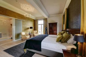 特文Hof de Draeck Bed & Breakfast的一间带大床的卧室和一间浴室