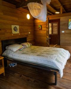 巴亚索拉诺playa mecana kirita的小木屋内一间卧室,配有一张床