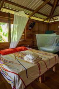 巴亚索拉诺playa mecana kirita的一间卧室,配有一张带蚊帐的床
