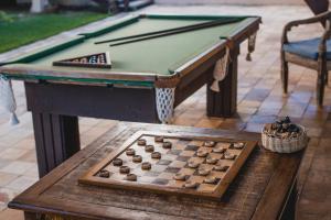 皮帕欧卡达马塔酒店的一张桌子上的台球桌和棋盘
